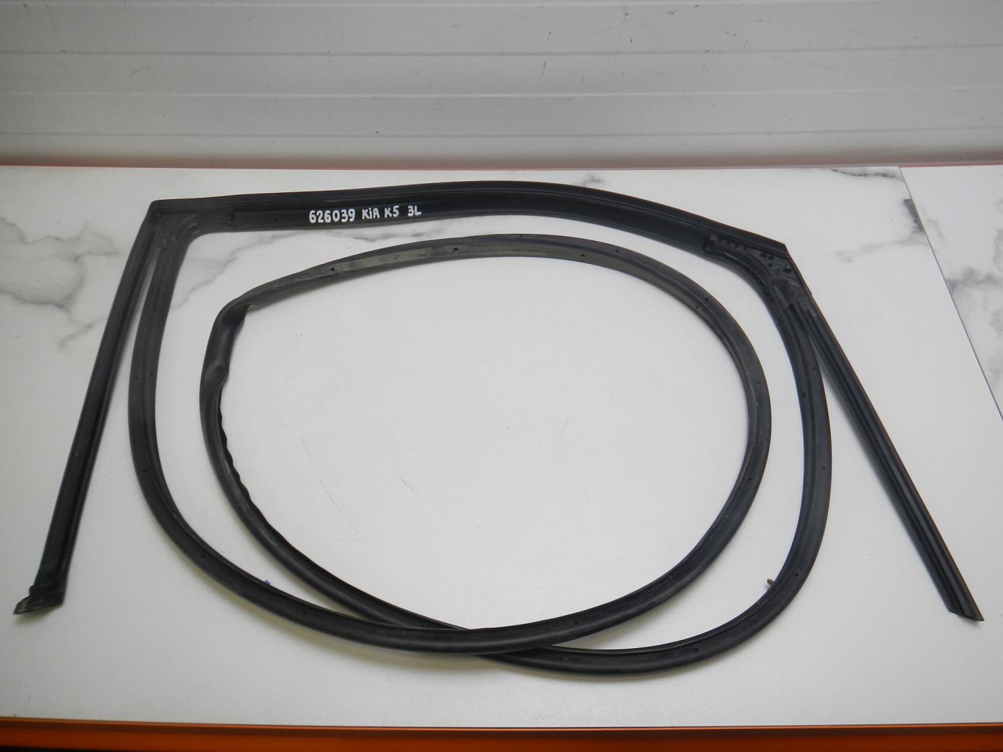 Уплотнитель задней левой двери