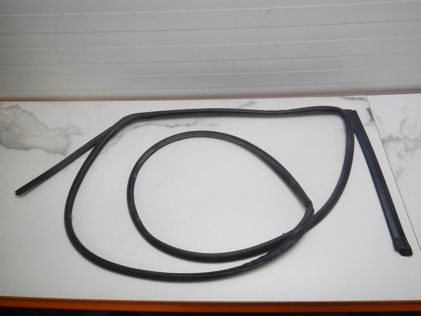 Уплотнитель задней левой двери