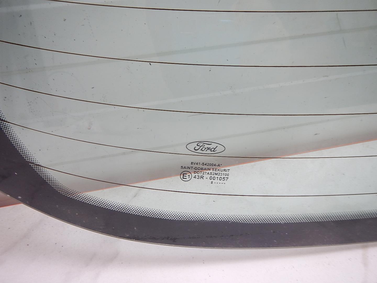 Стекло двери багажника