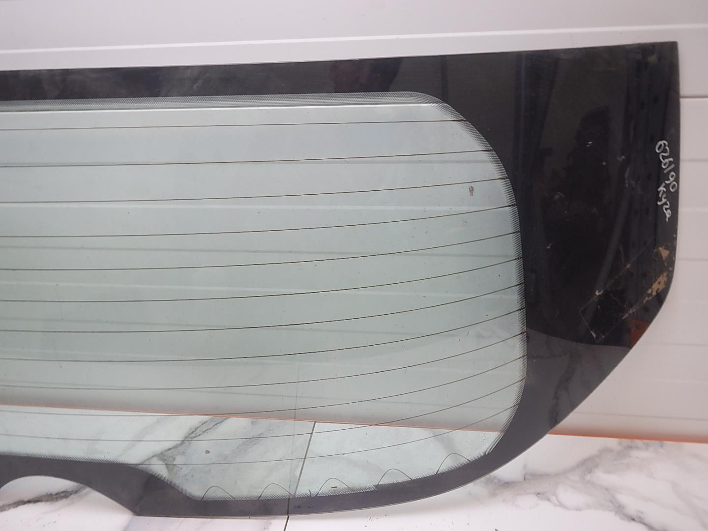 Стекло двери багажника