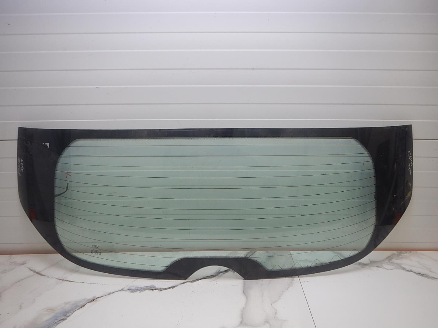 Стекло двери багажника