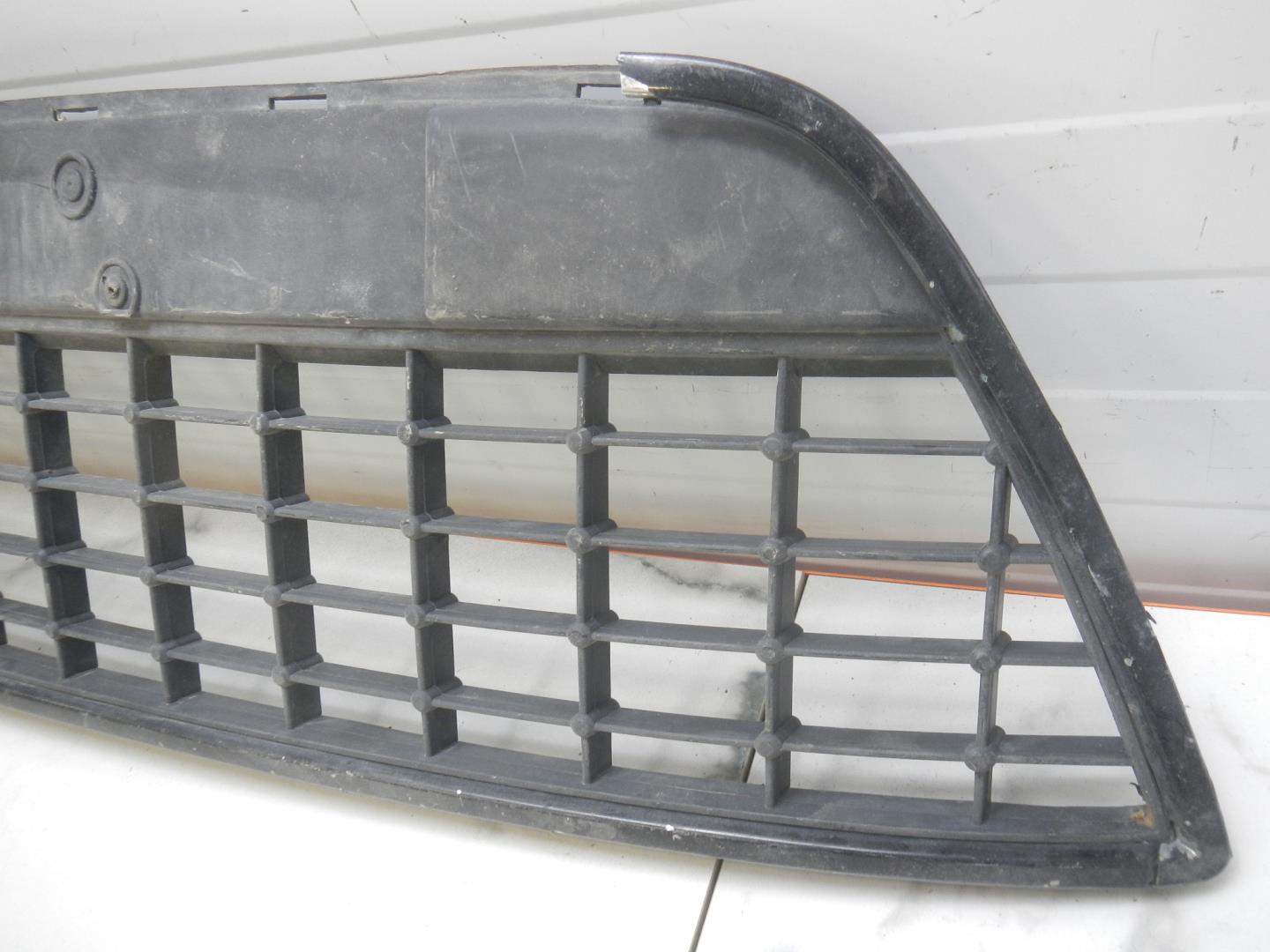 Решетка в бампер центральная