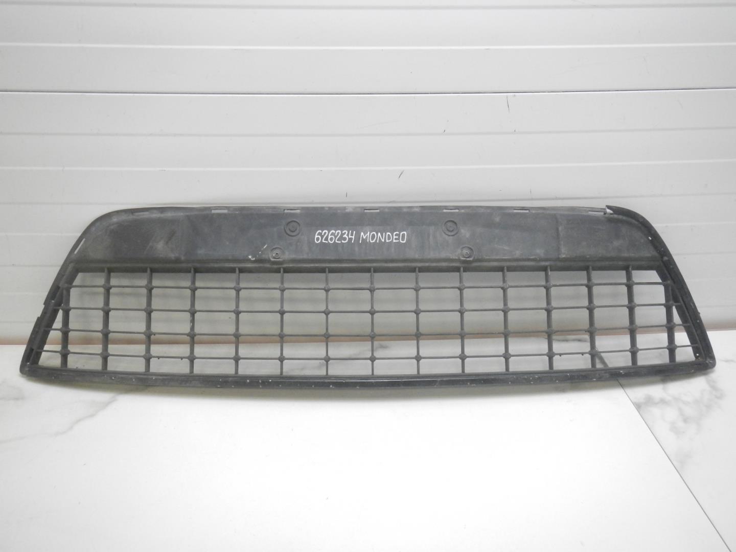 Решетка в бампер центральная