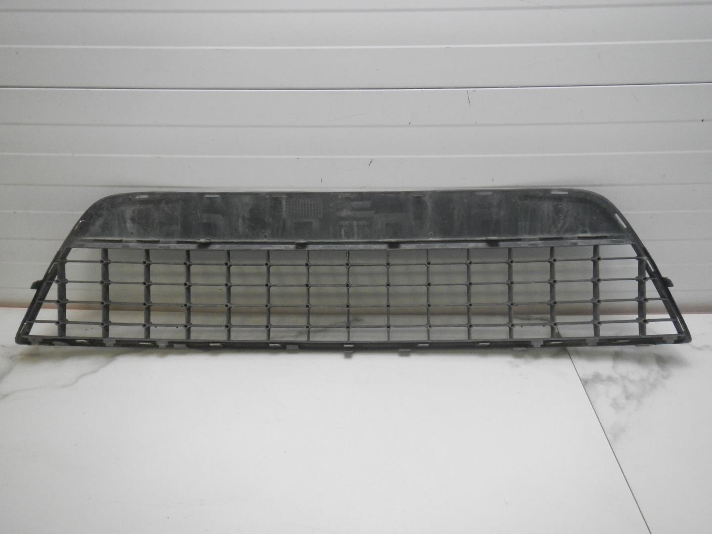 Решетка в бампер центральная