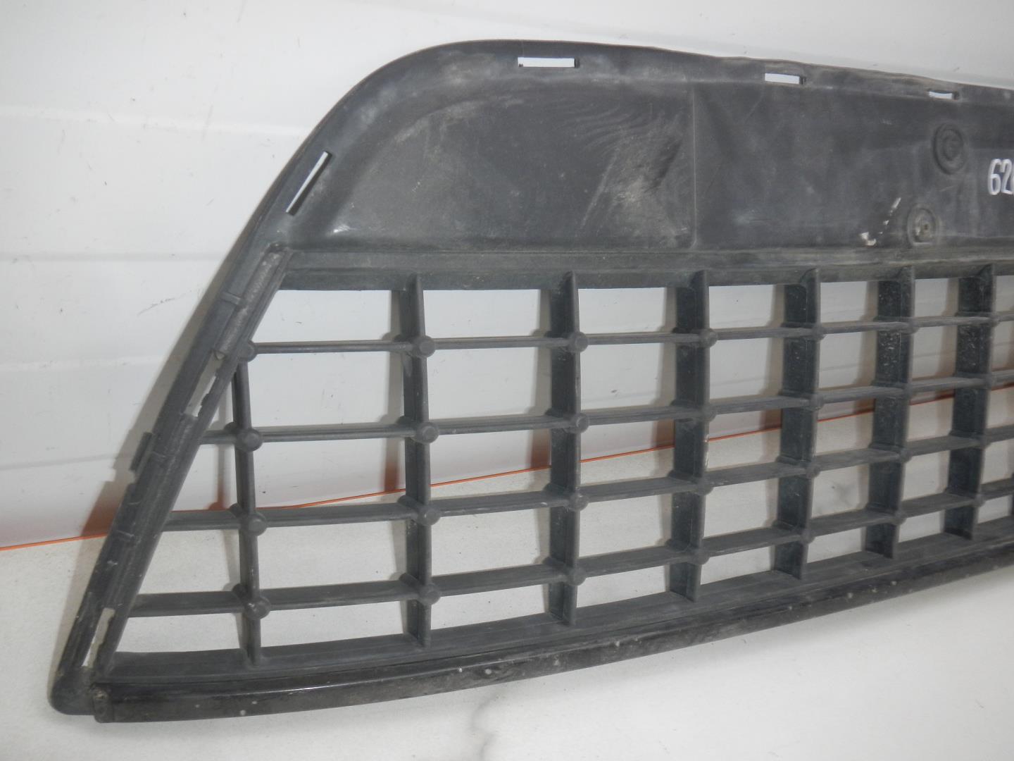 Решетка в бампер центральная