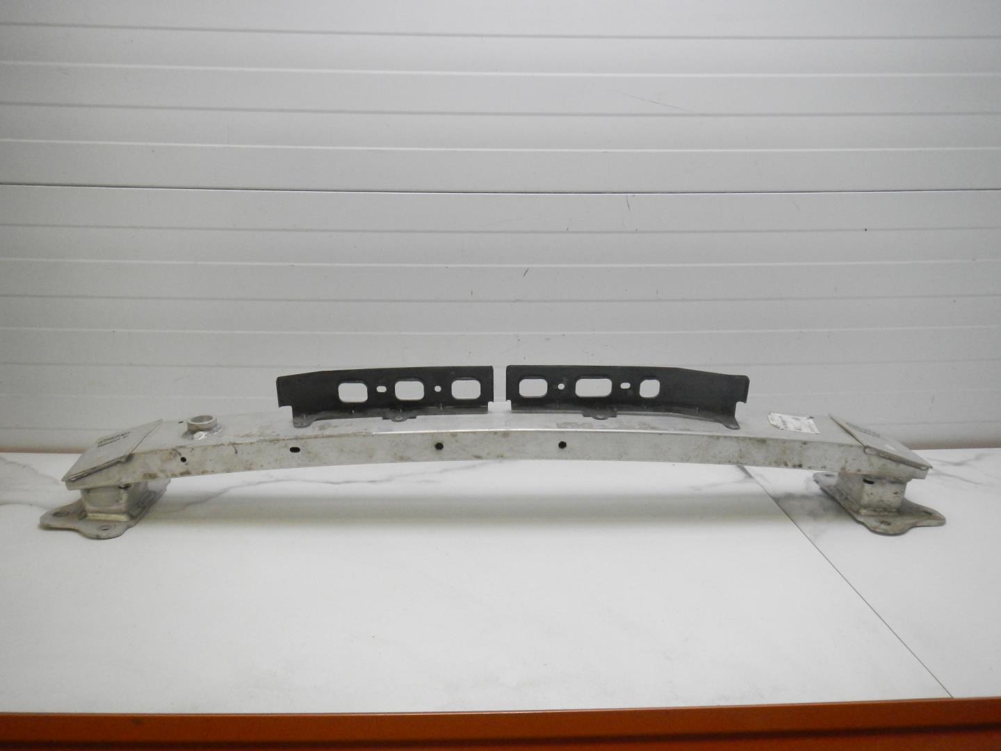 Усилитель переднего бампера