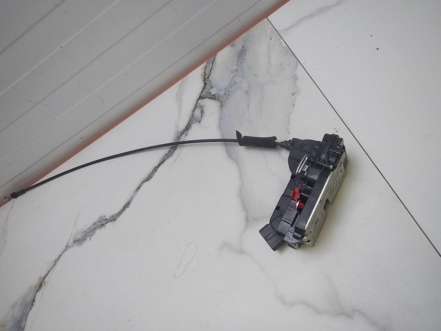 Замок двери передней левой