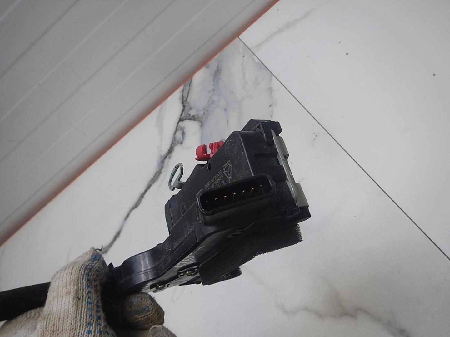 Замок двери передней левой