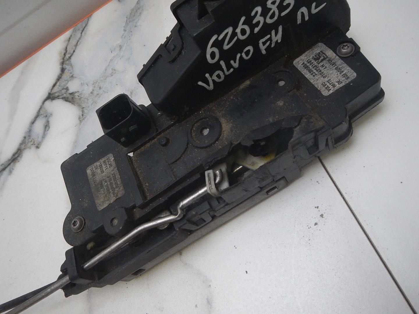 Замок двери передней левой