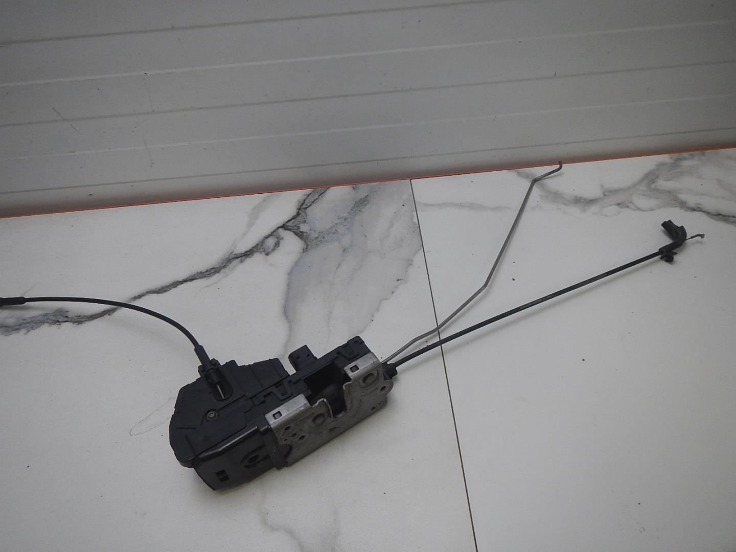 Замок двери передней левой