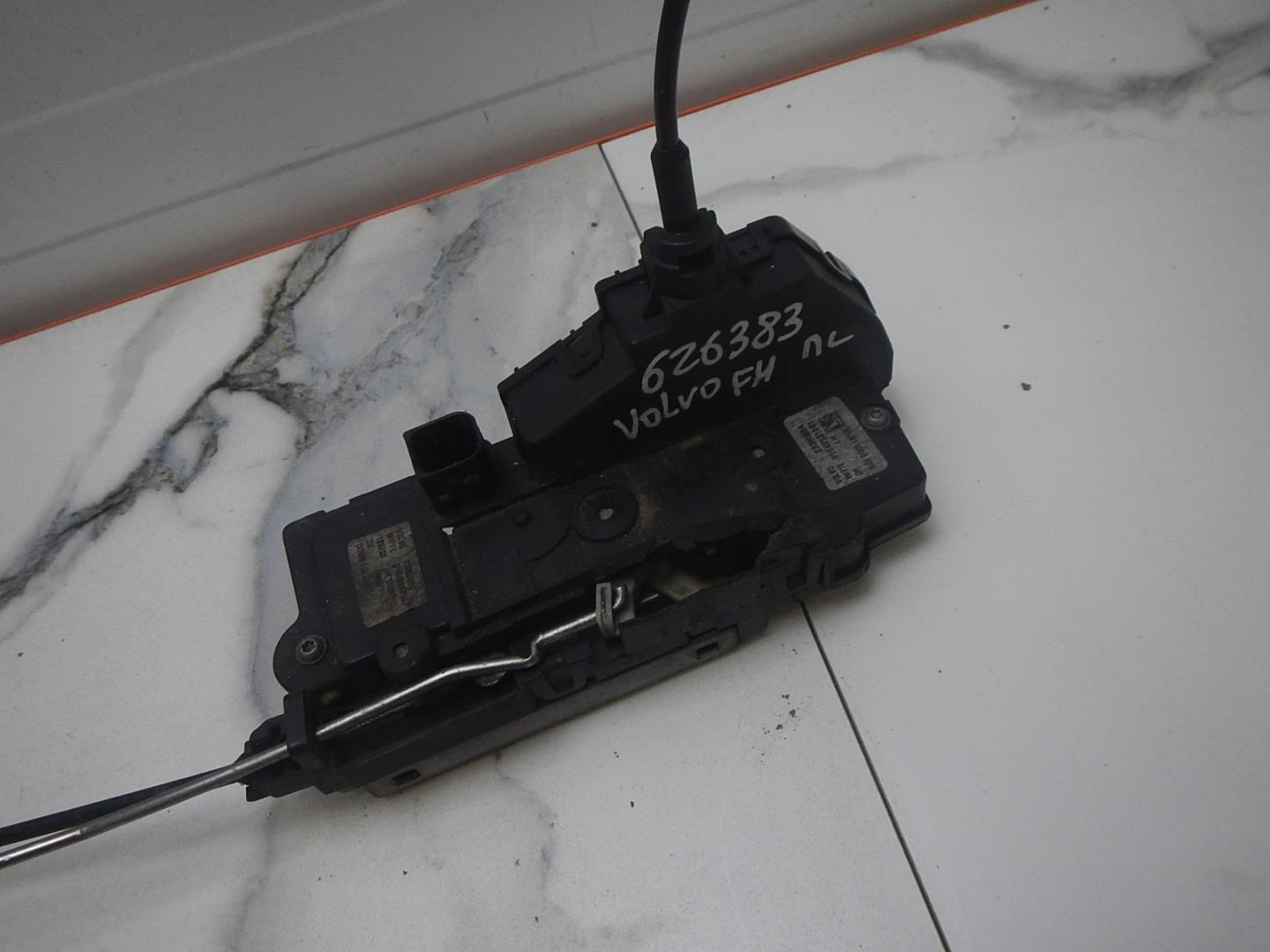 Замок двери передней левой