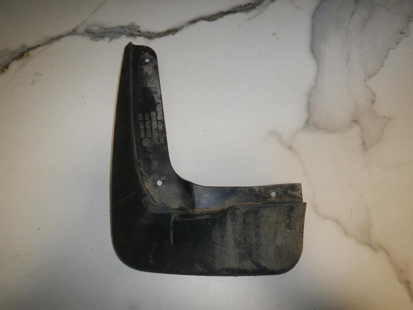 Брызговик передний левый