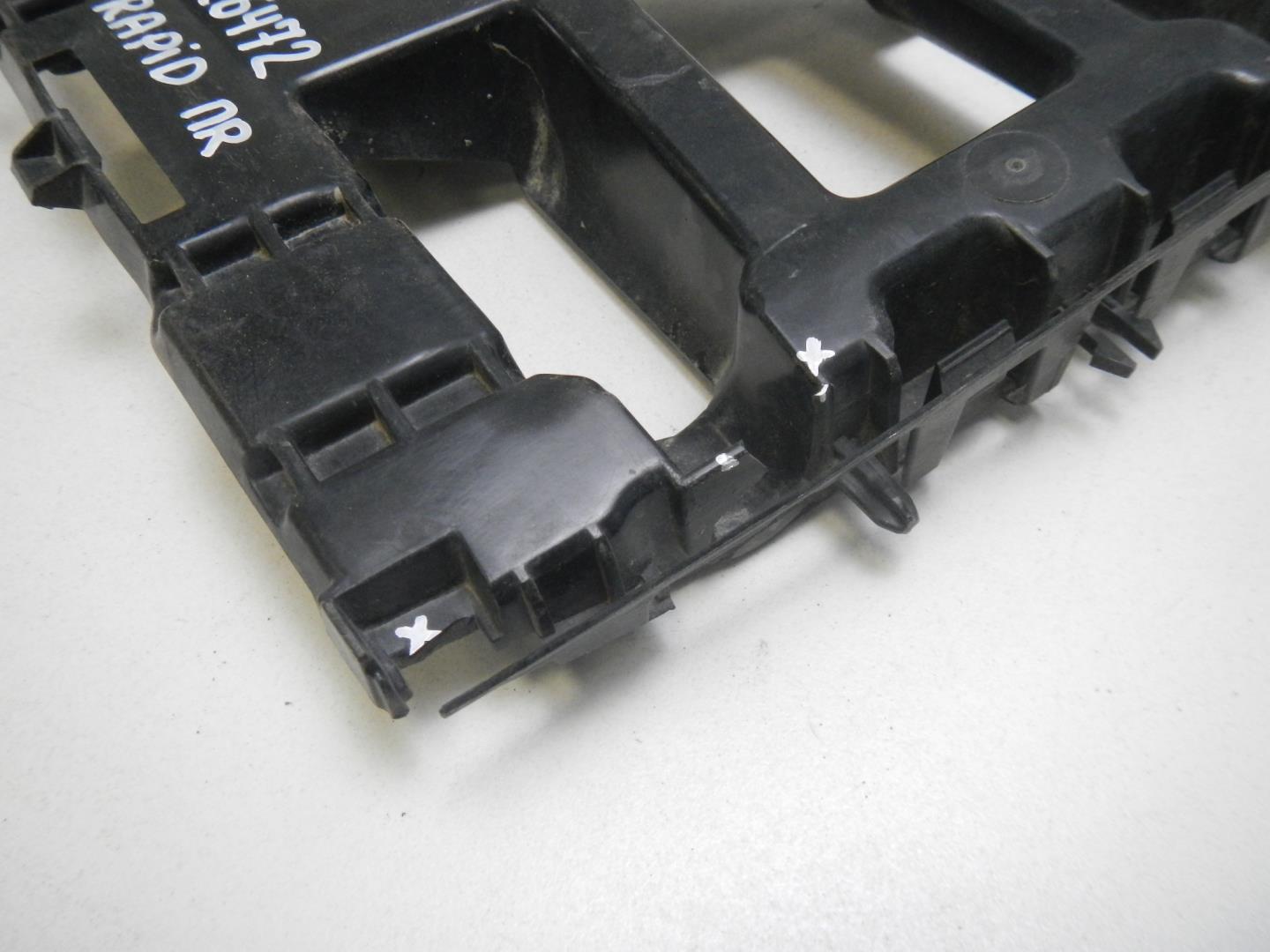 Кронштейн переднего бампера правый