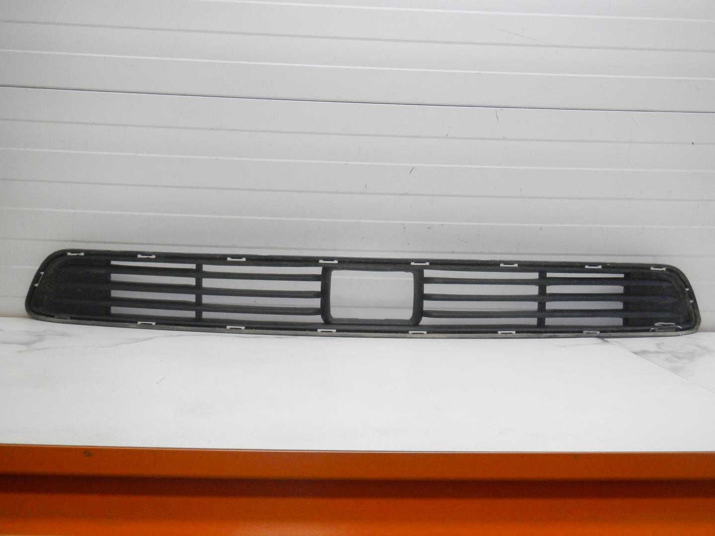 Решетка в бампер центральная