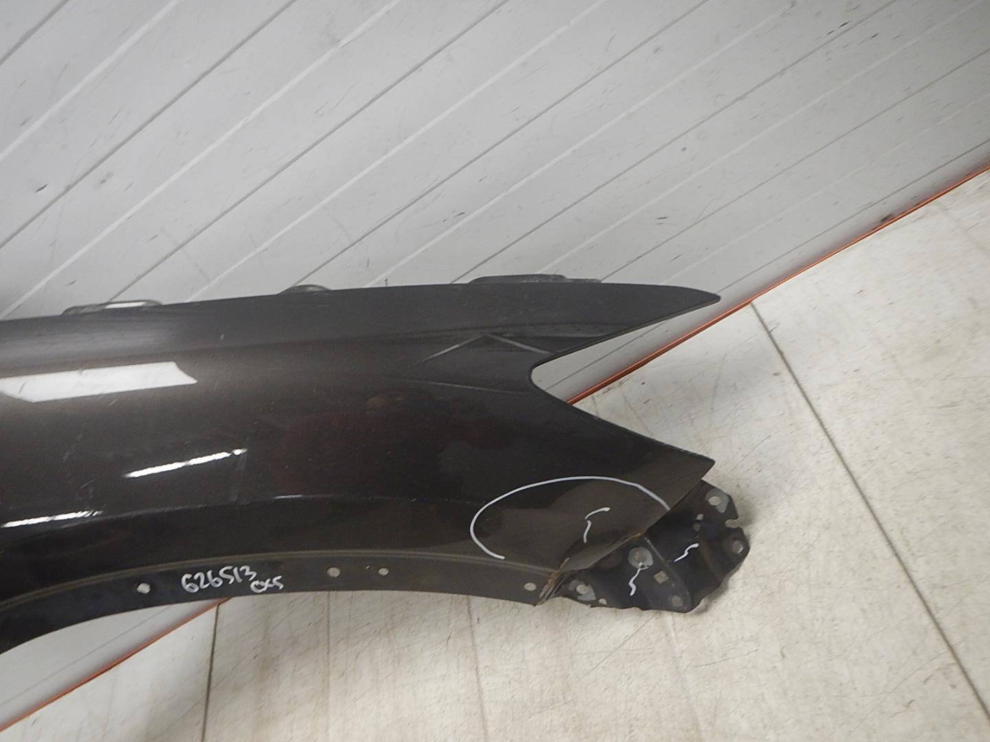 Крыло переднее правое