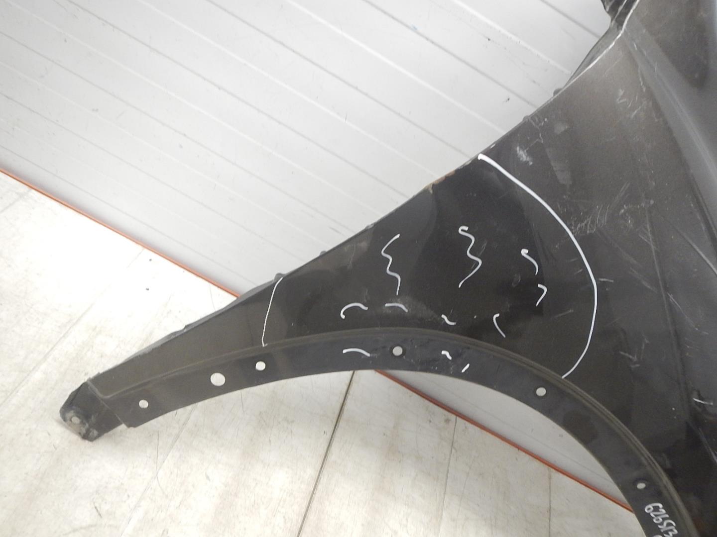 Крыло переднее правое