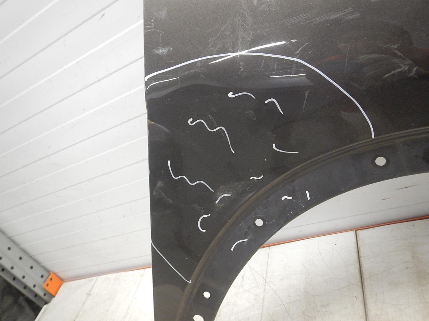 Крыло переднее правое