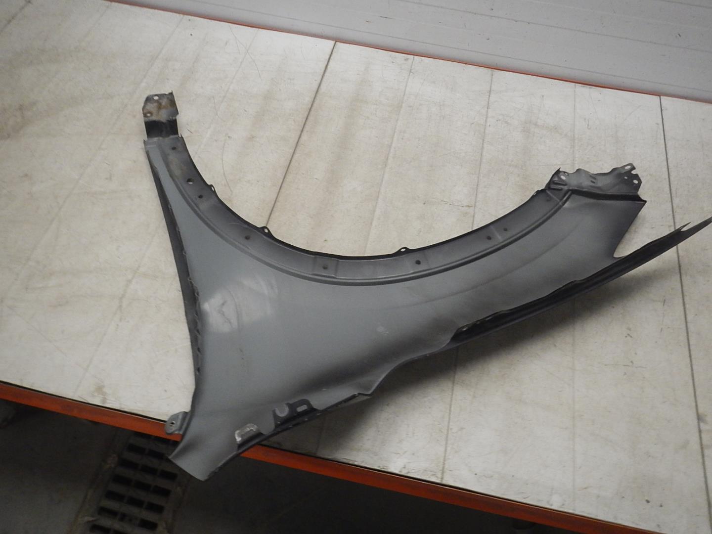 Крыло переднее правое