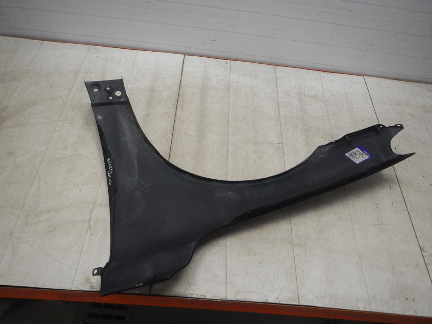 Крыло переднее правое