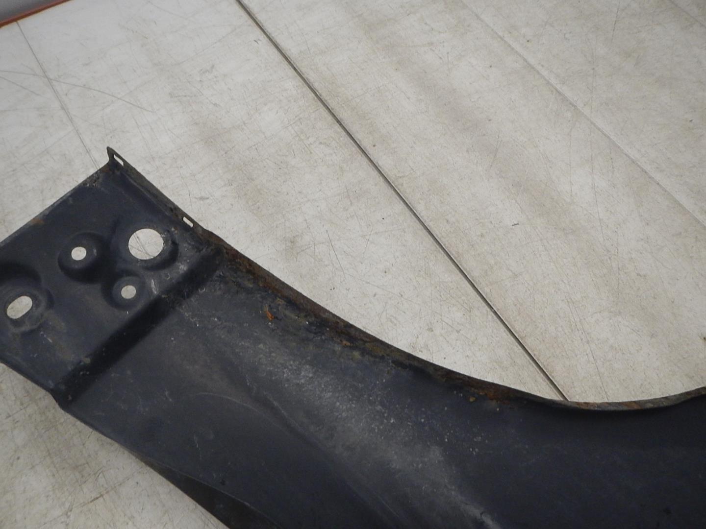 Крыло переднее правое