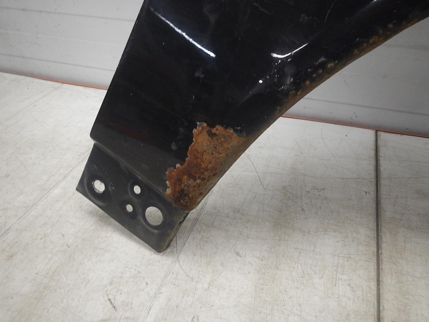 Крыло переднее правое