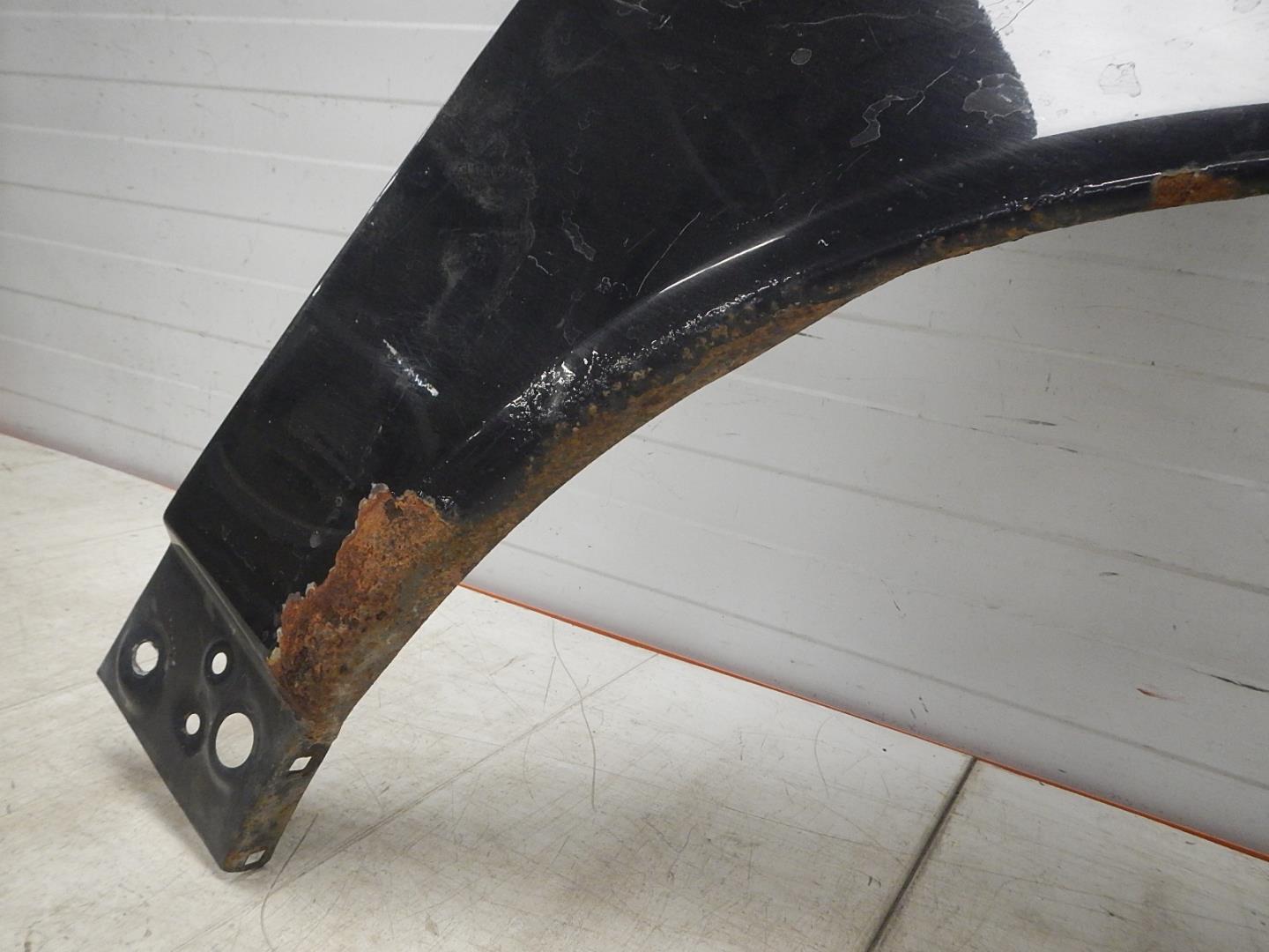 Крыло переднее правое