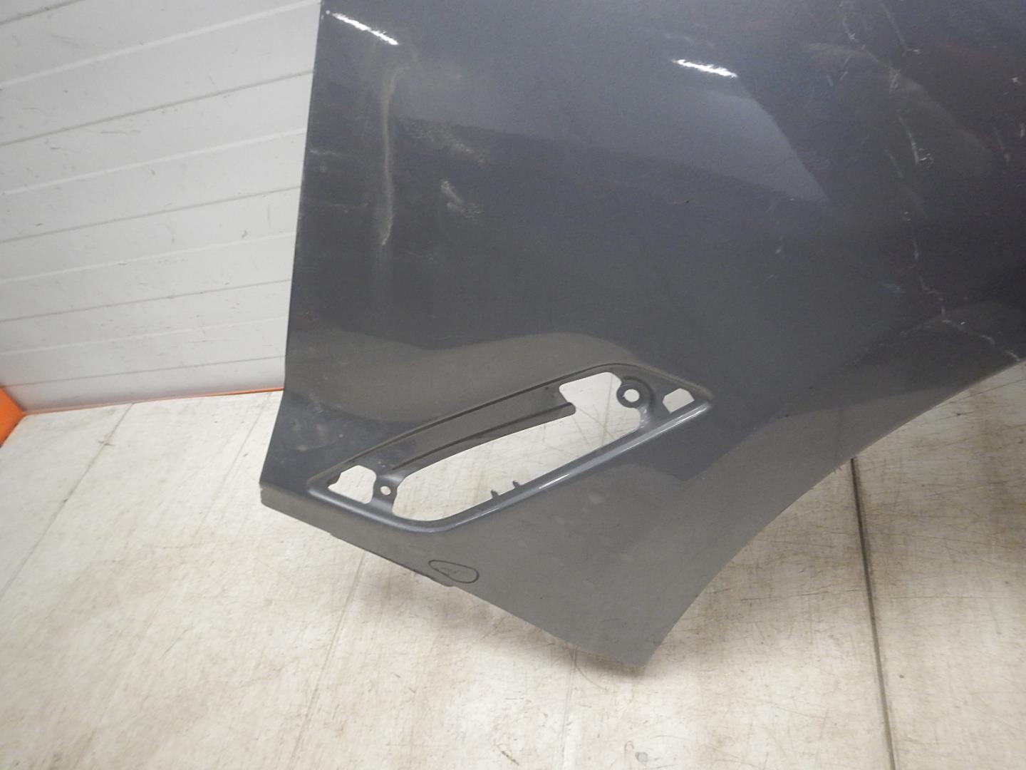 Крыло переднее правое