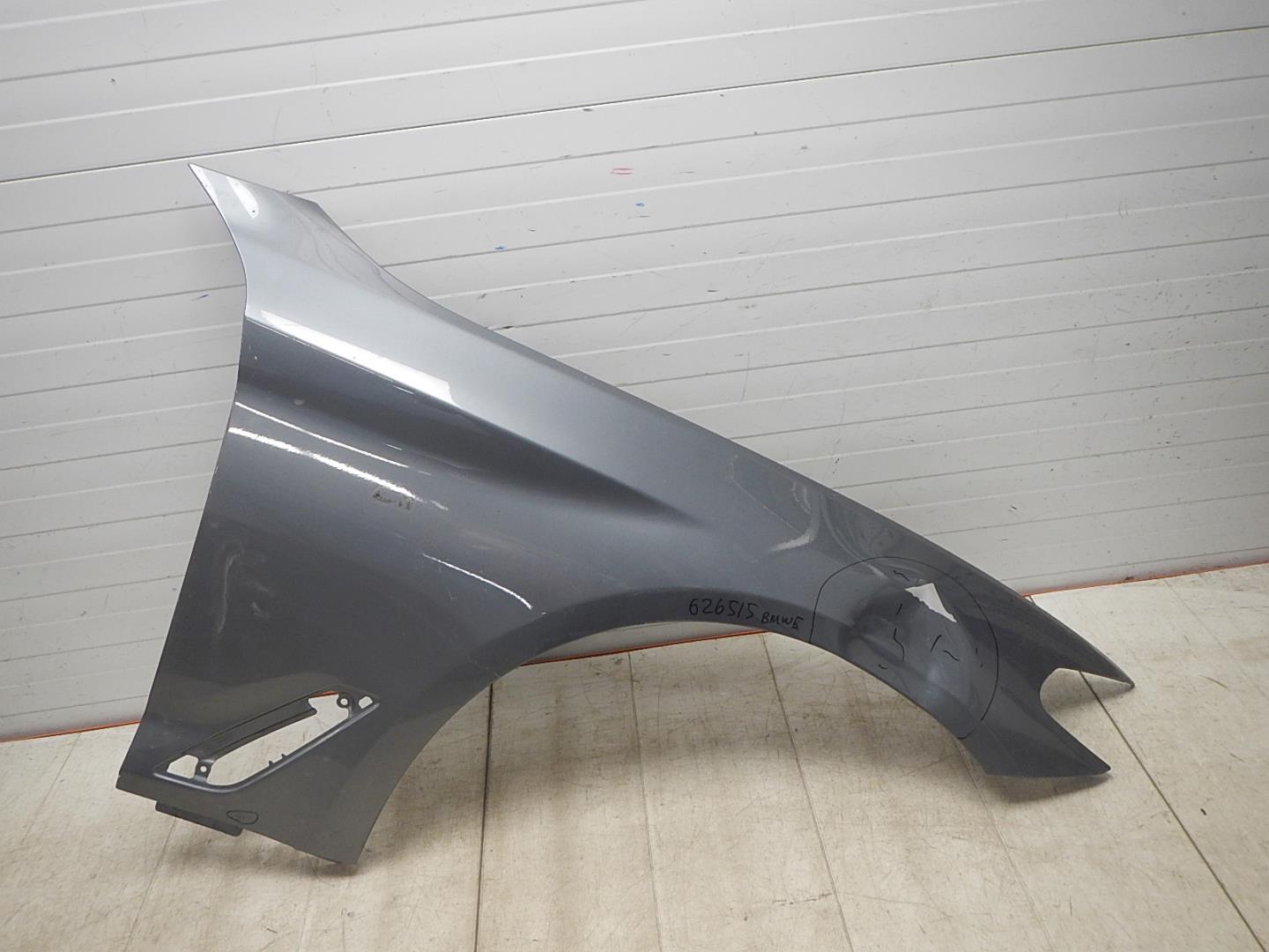 Крыло переднее правое