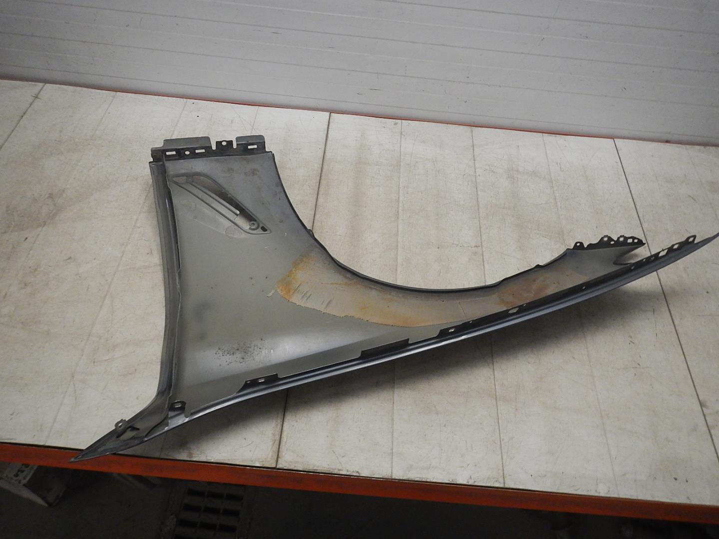 Крыло переднее правое