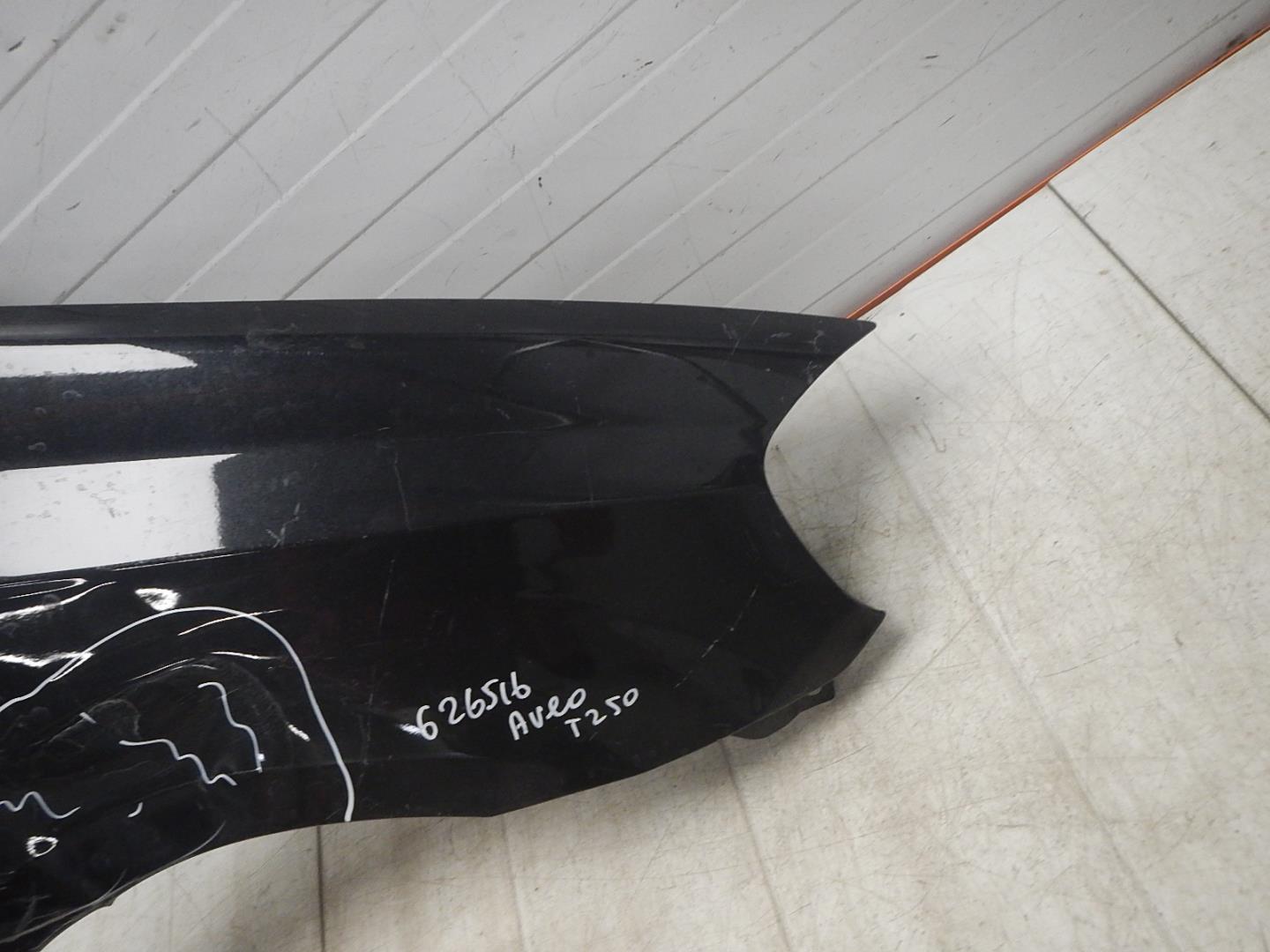 Крыло переднее правое