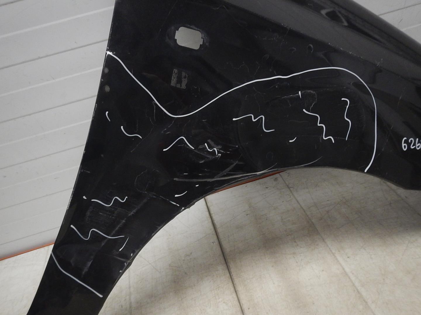 Крыло переднее правое