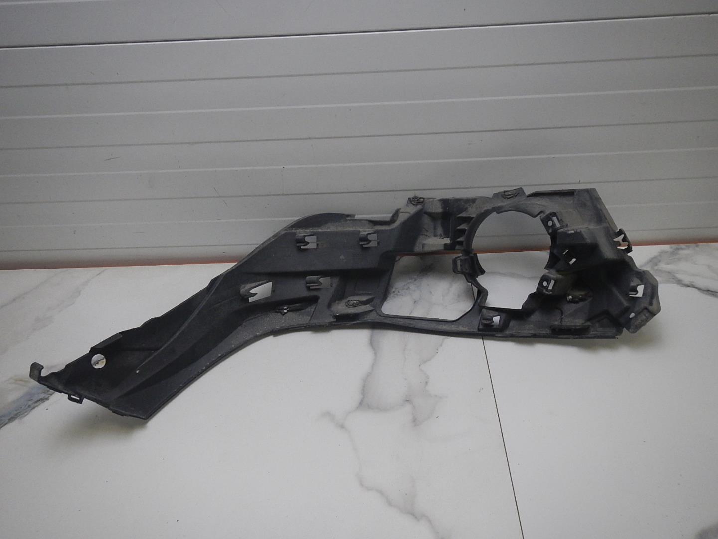 Кронштейн переднего бампера правый