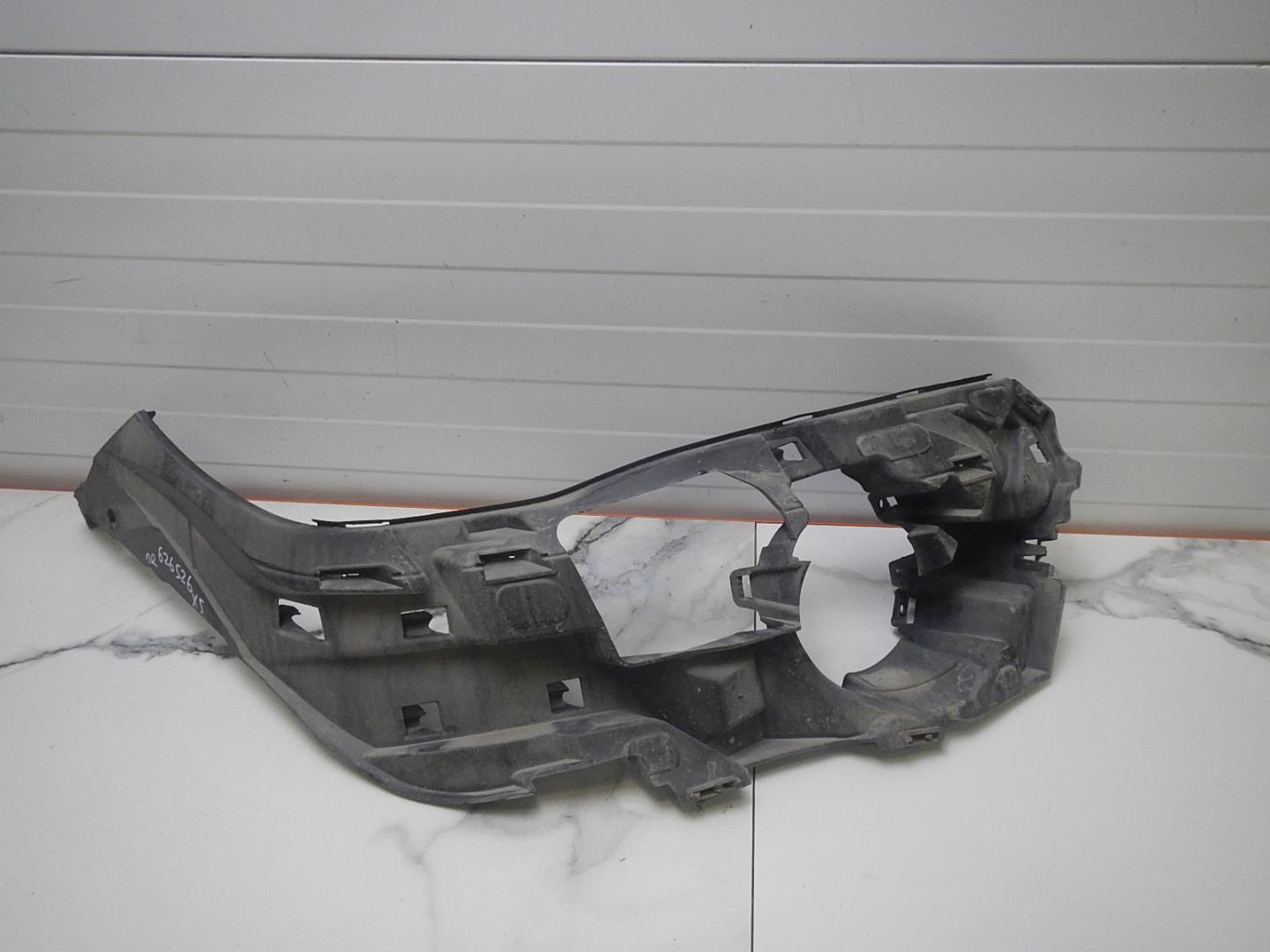 Кронштейн переднего бампера правый