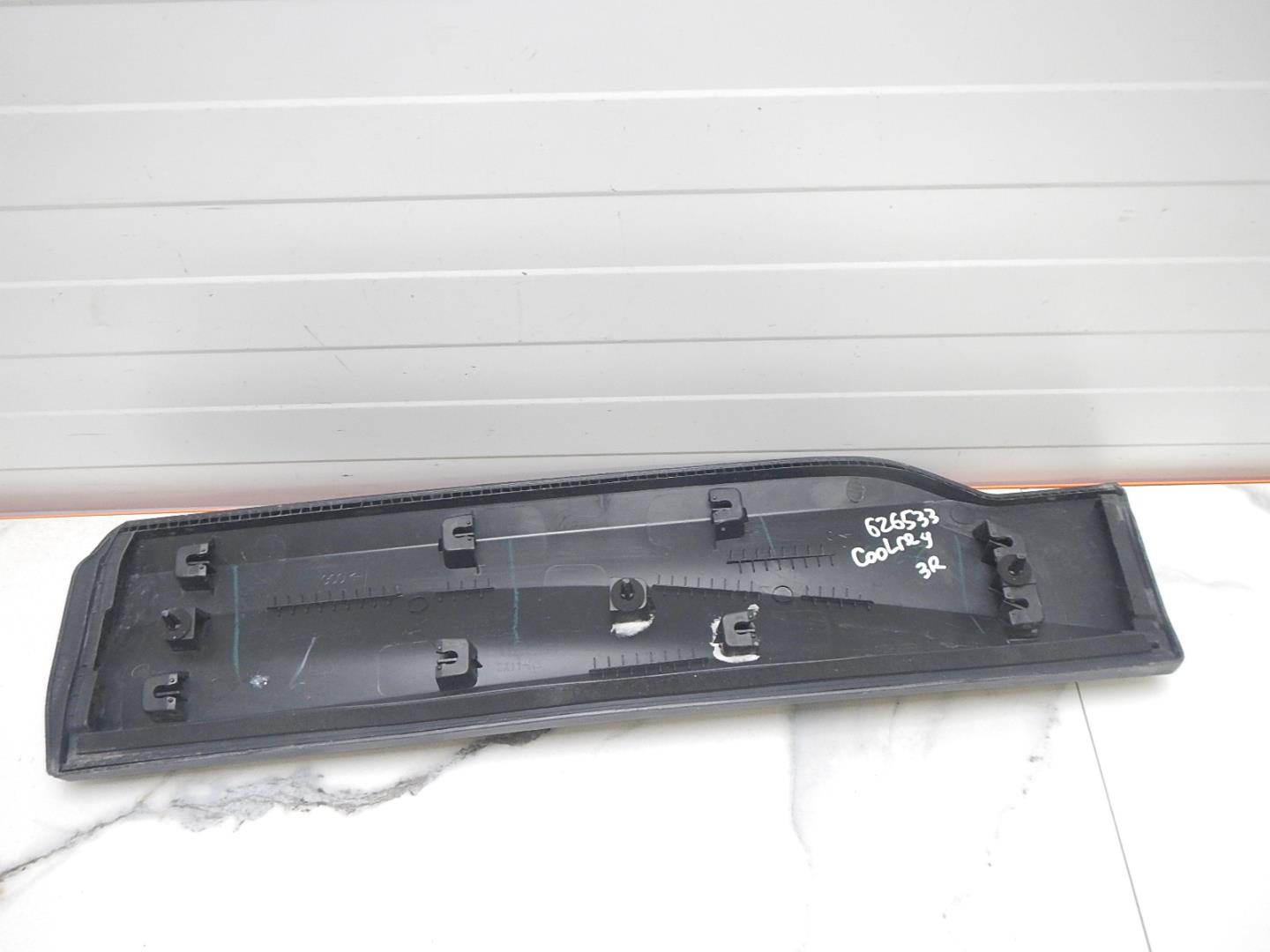 Молдинг задней правой двери