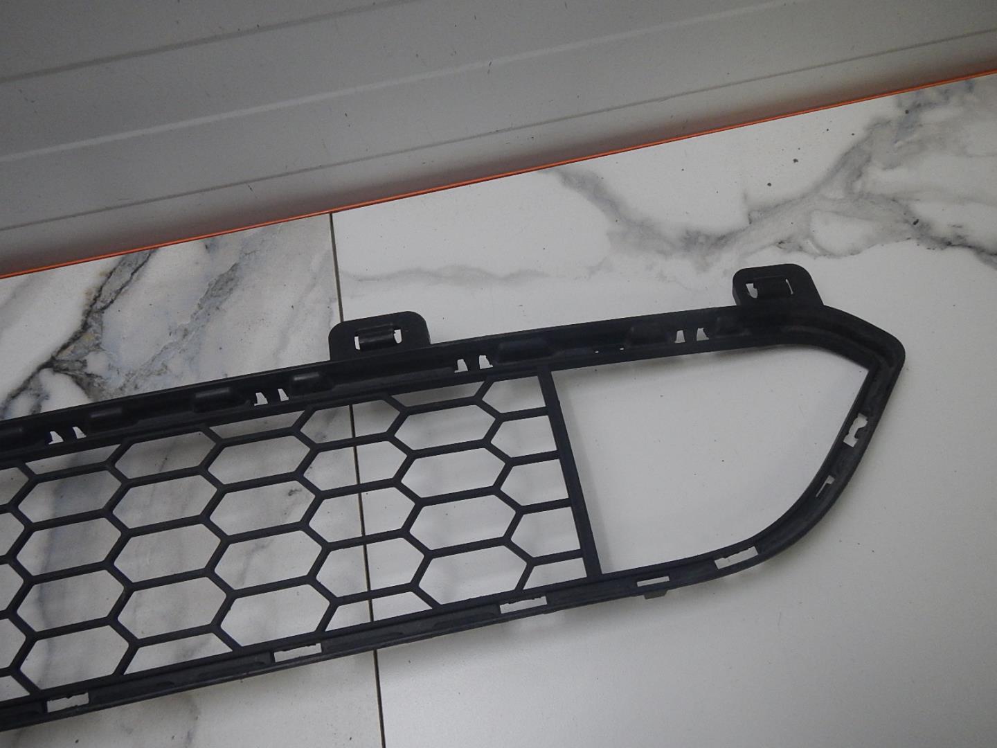 Решетка в бампер центральная