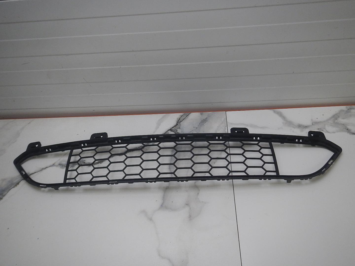 Решетка в бампер центральная