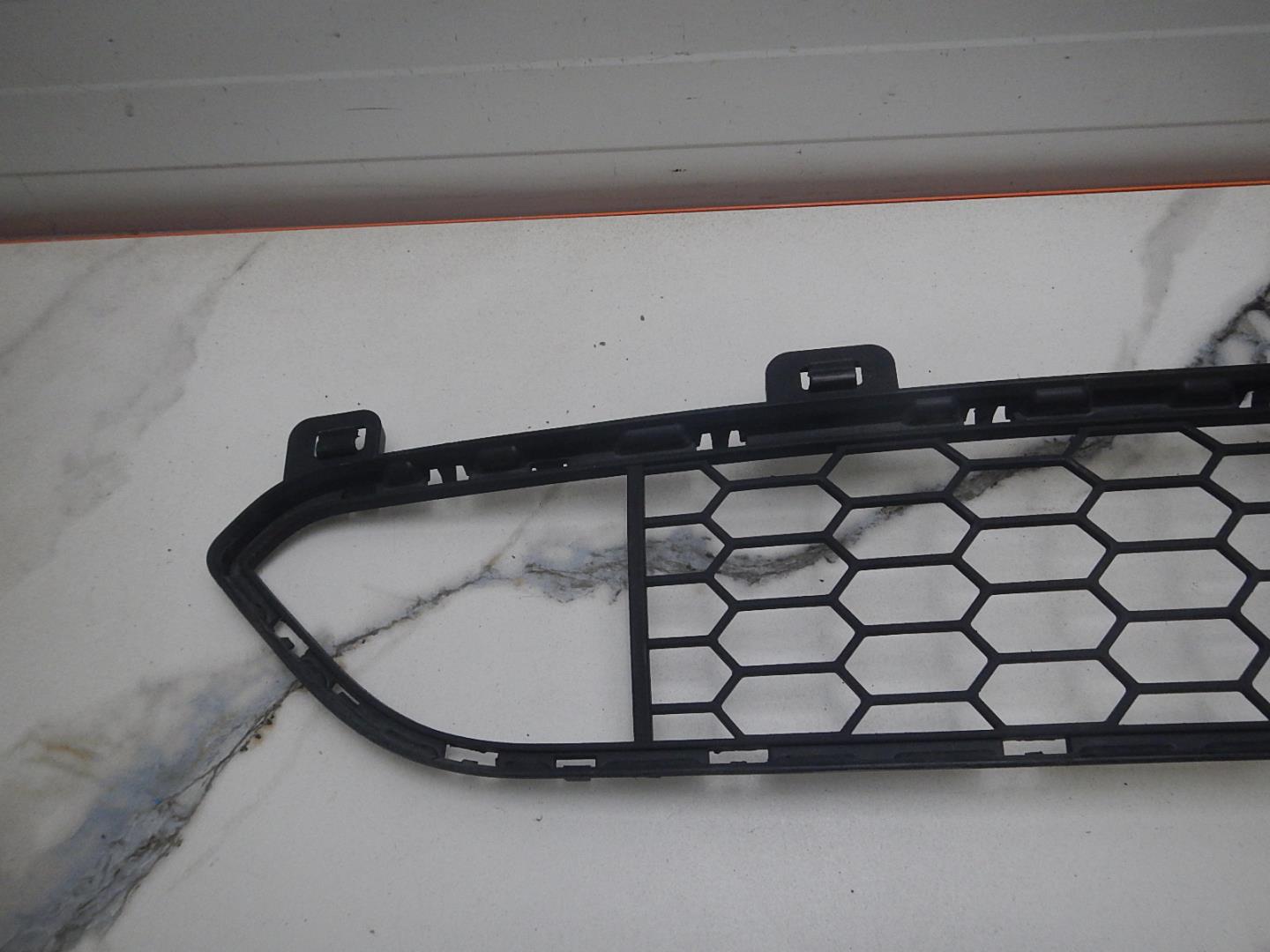 Решетка в бампер центральная