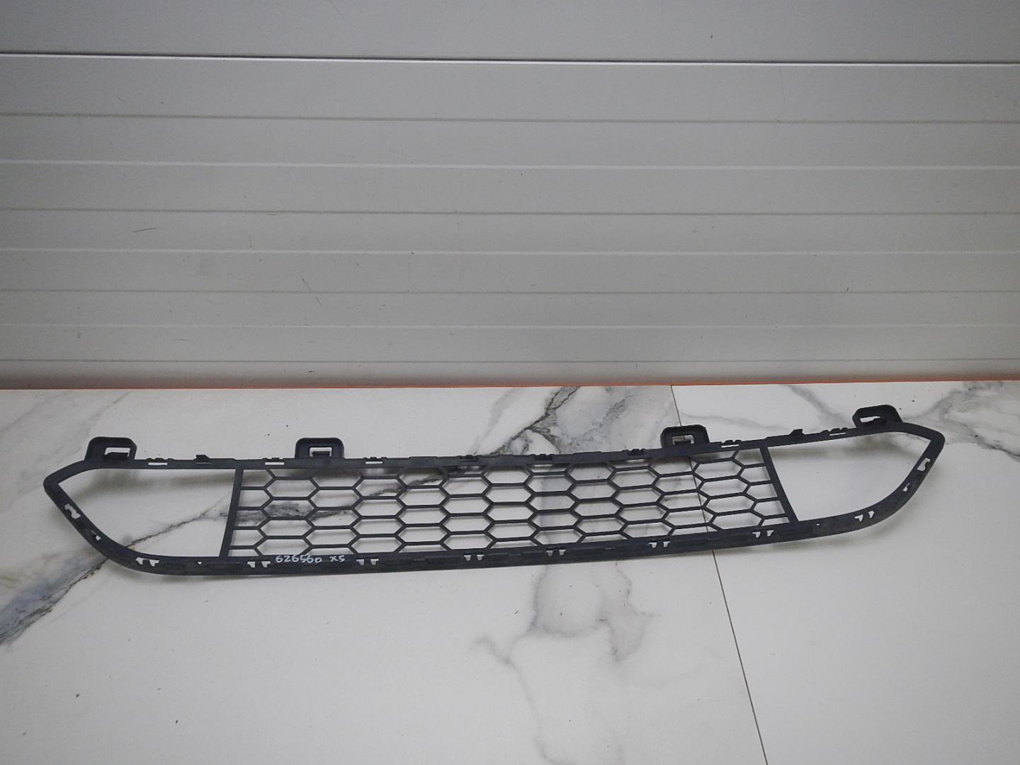 Решетка в бампер центральная