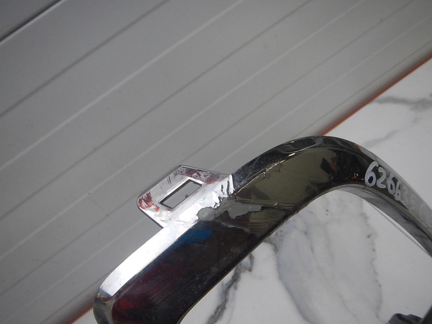 Рамка противотуманной фары правой