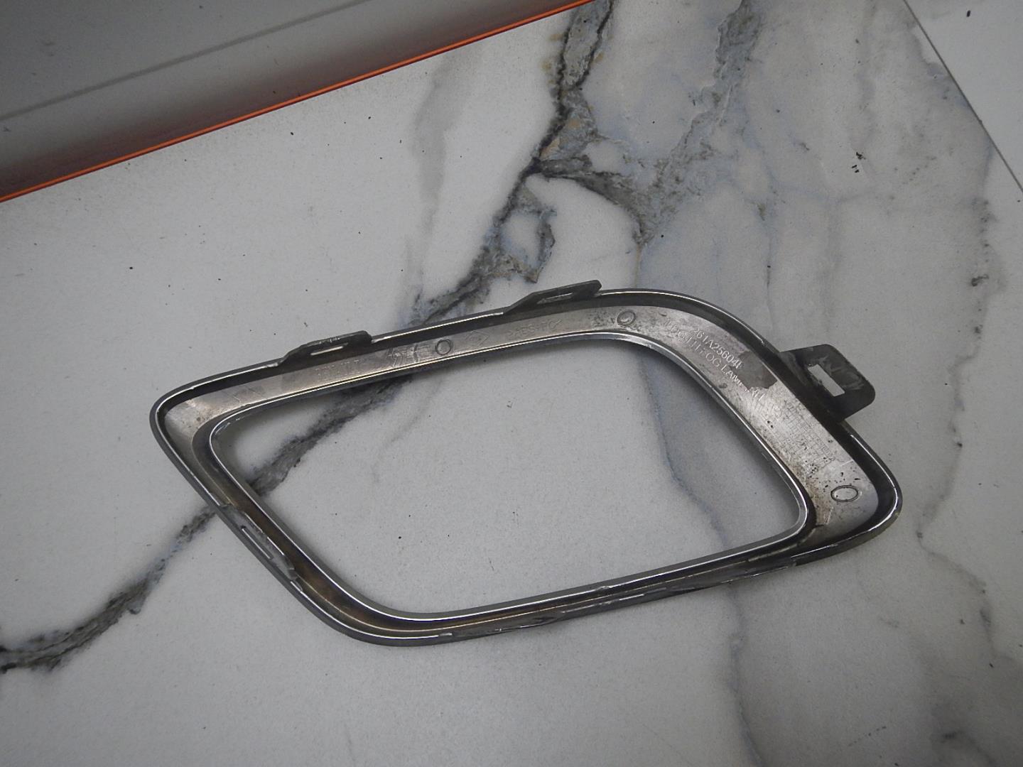 Рамка противотуманной фары правой