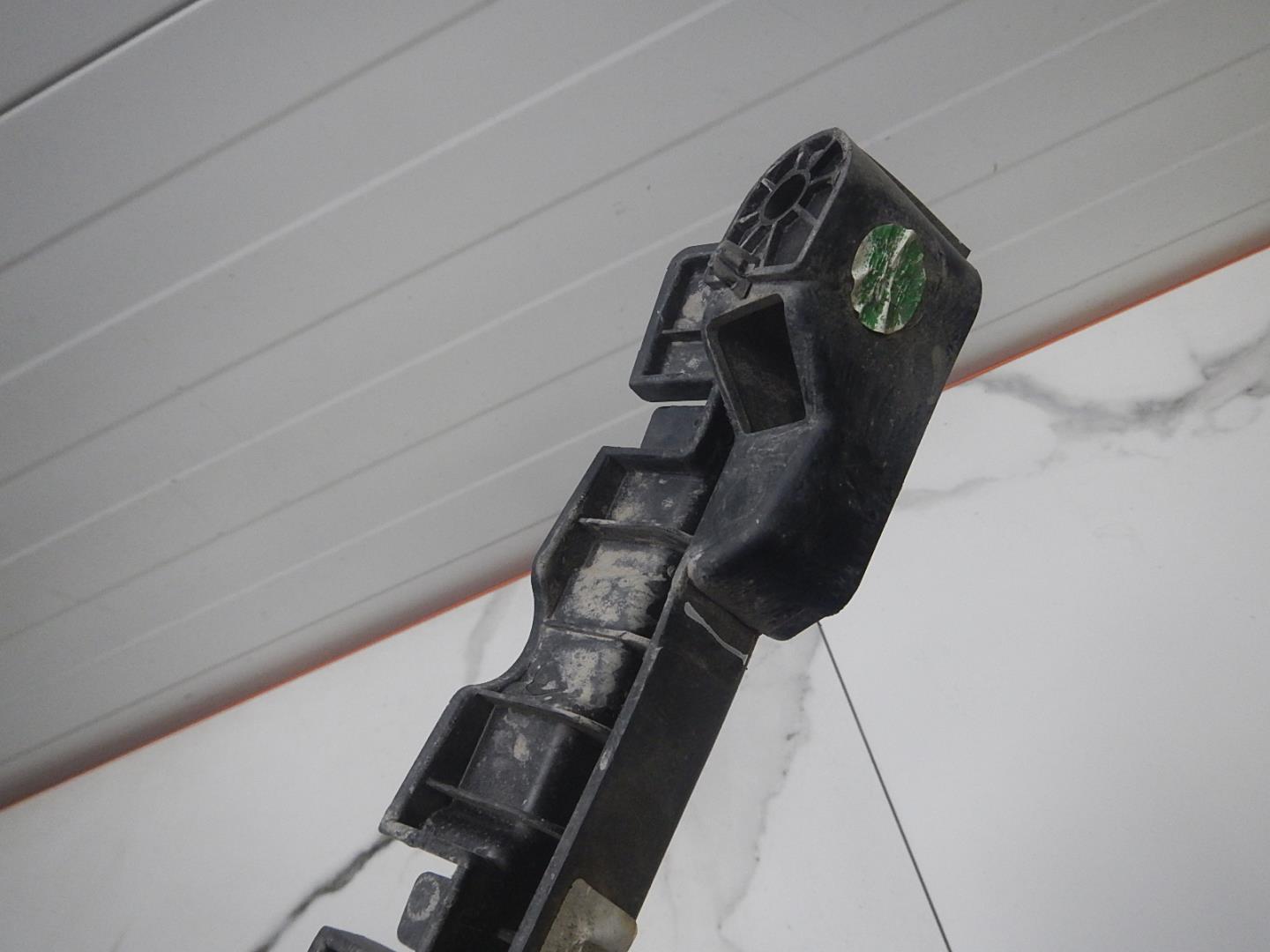 Кронштейн переднего бампера