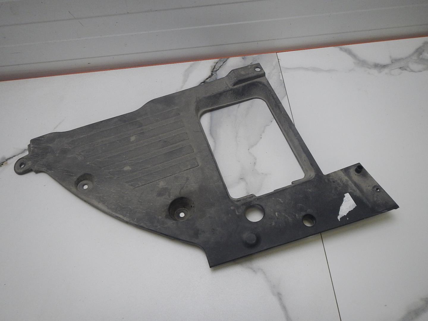 Кожух замка капота