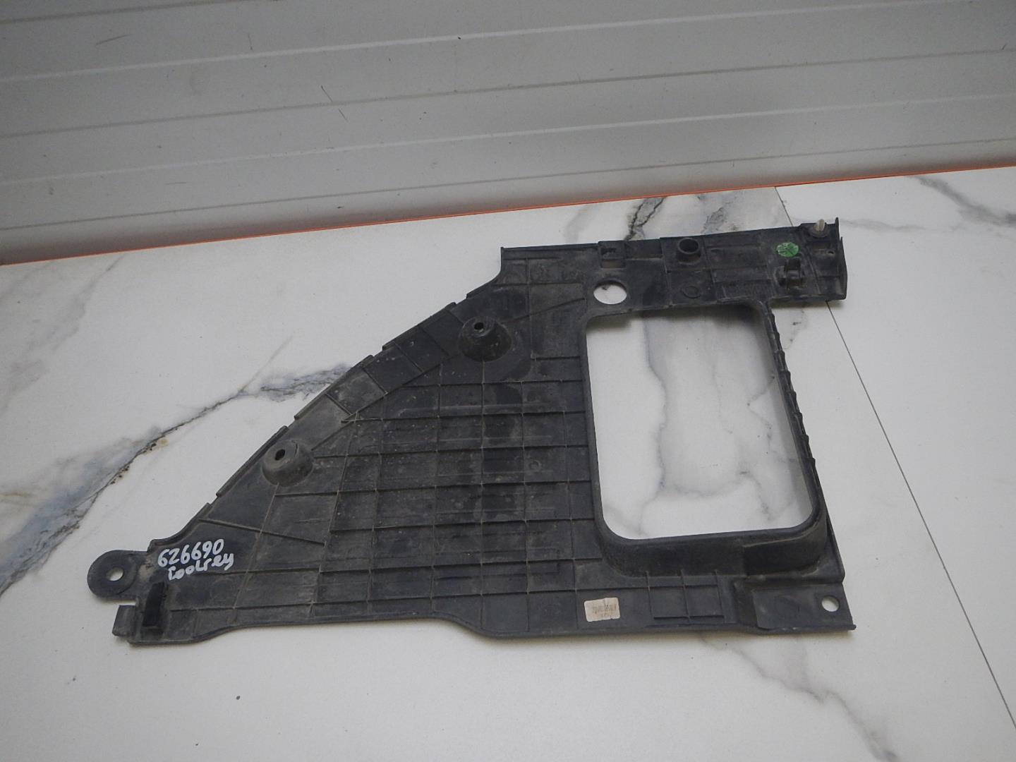 Кожух замка капота