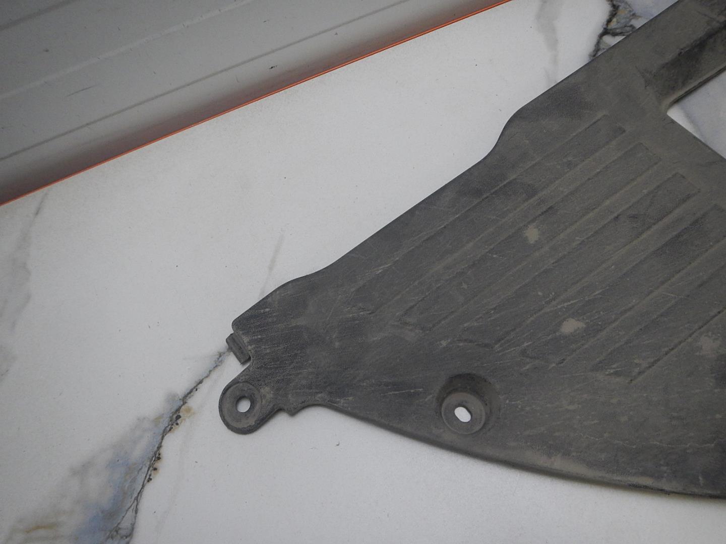 Кожух замка капота