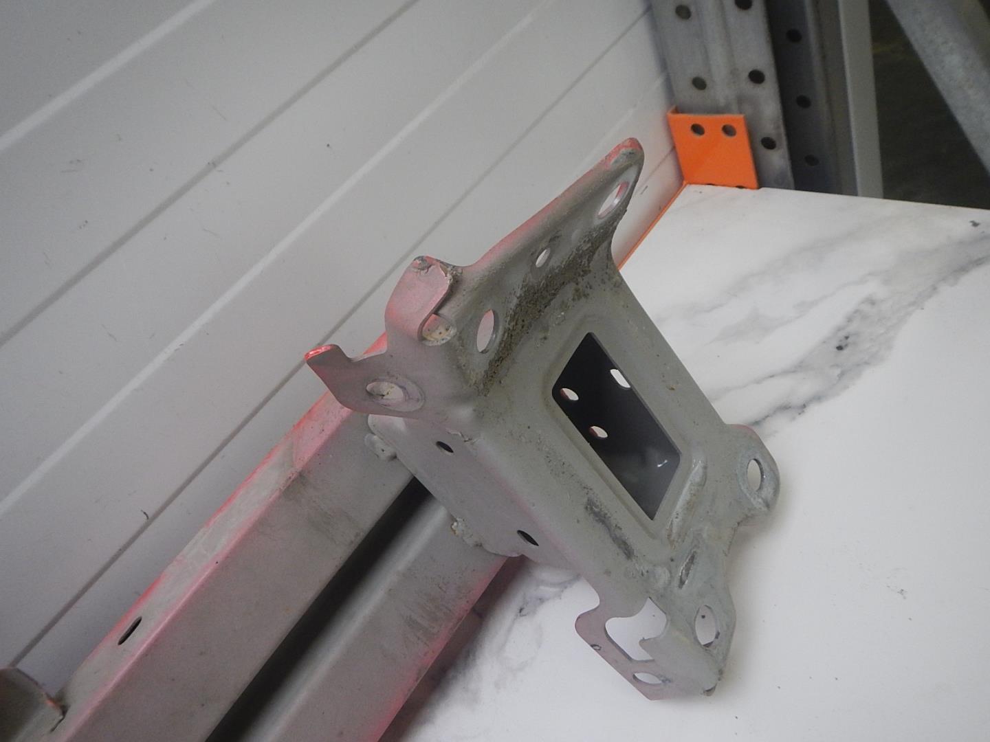 Усилитель переднего бампера