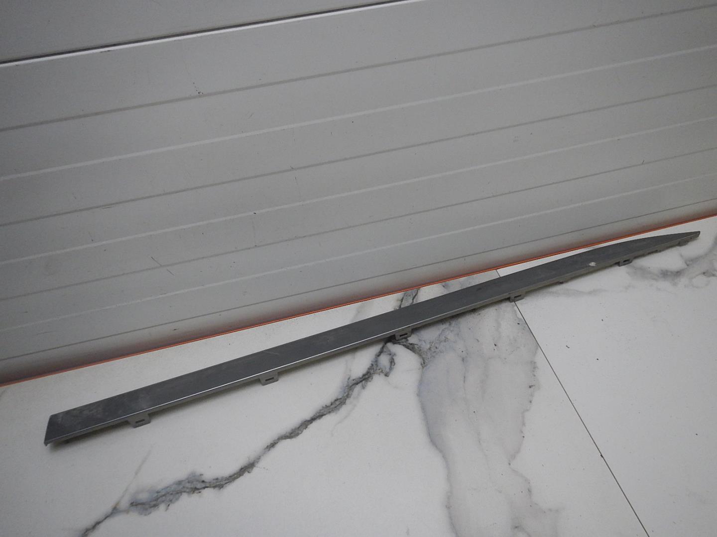 Молдинг передней правой двери