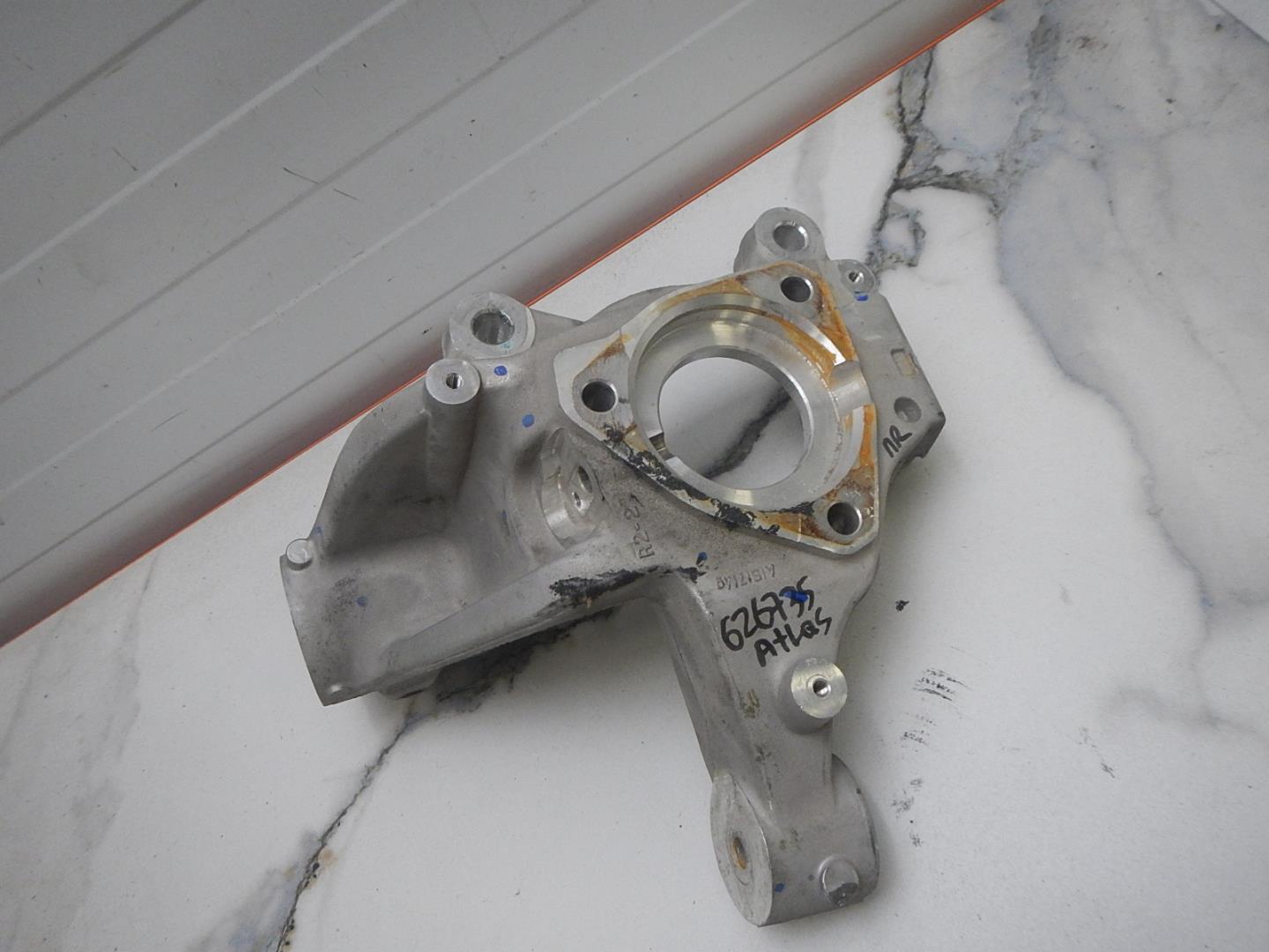 Кулак поворотный передний правый