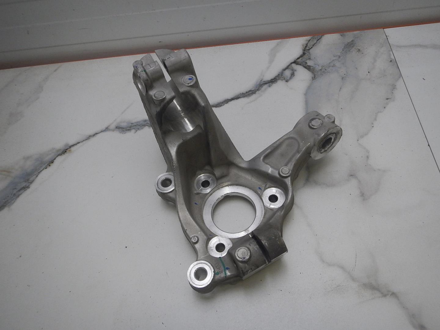 Кулак поворотный передний правый