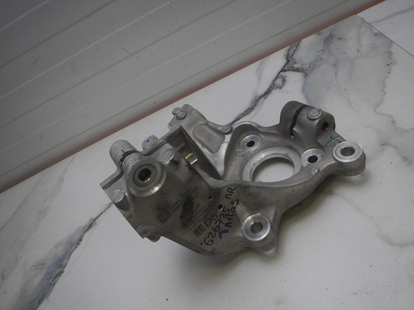 Кулак поворотный передний правый