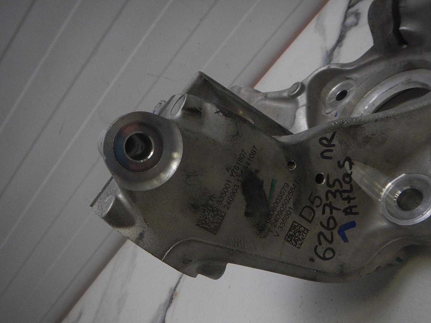 Кулак поворотный передний правый